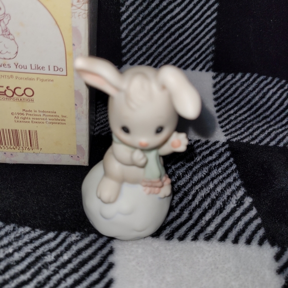 Vintage Precious Moments 1996 "Snowbunny Loves You Like I Do" in original box - Picture 10 of 10